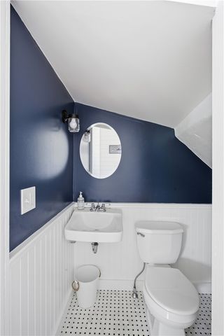 40 W Narragansett Avenue, Newport, RI 02840