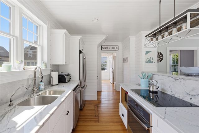 40 W Narragansett Avenue, Newport, RI 02840