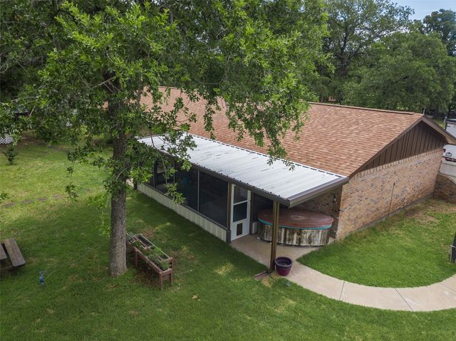 901 Windsor Lane, Springtown, TX 76082