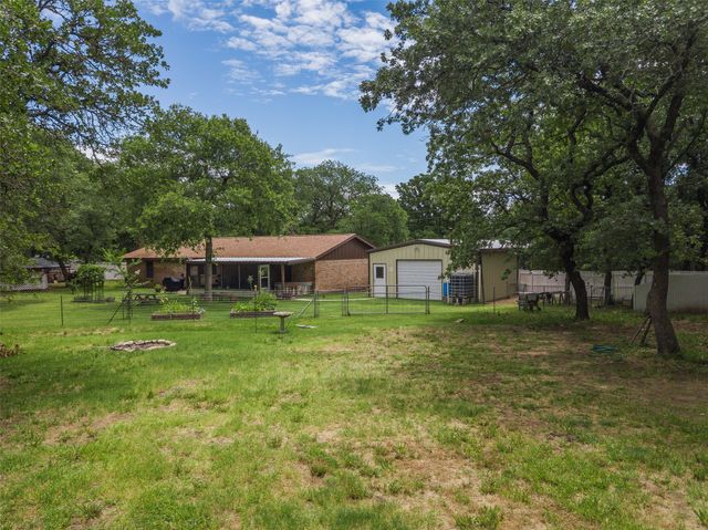 901 Windsor Lane, Springtown, TX 76082