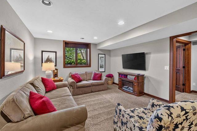 6622 N Kurey DRIVE, Appleton, WI 54913