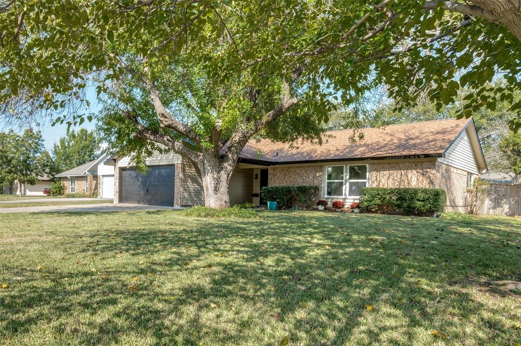 2800 Arcadia Lane, Carrollton, TX 75007