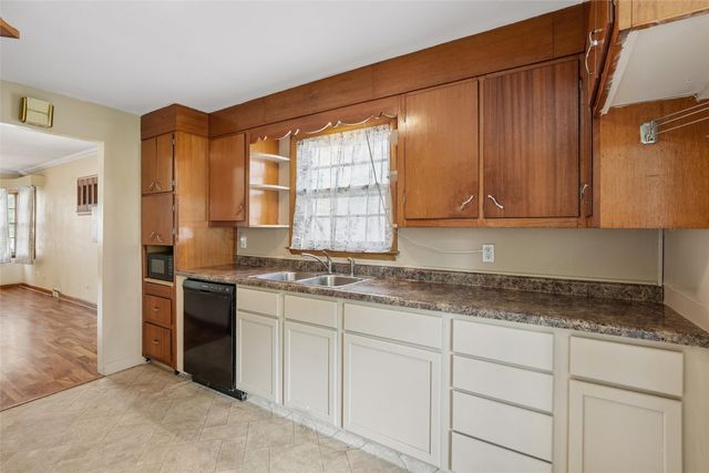 2744 E Douglas Avenue, Des Moines, IA 50317