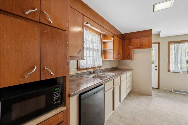 2744 E Douglas Avenue, Des Moines, IA 50317