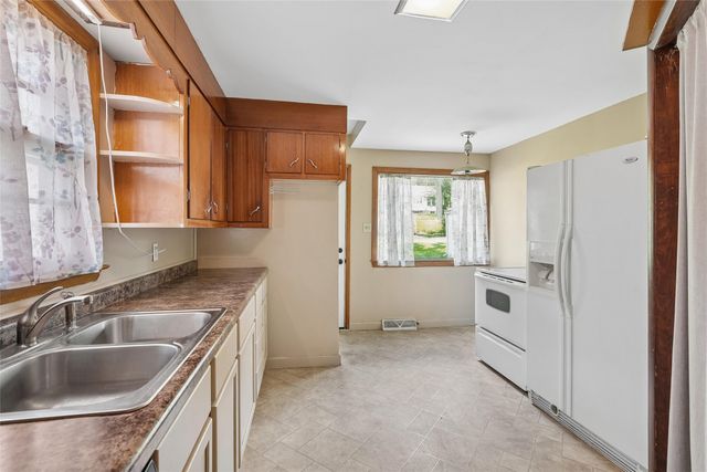 2744 E Douglas Avenue, Des Moines, IA 50317