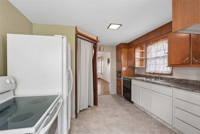 2744 E Douglas Avenue, Des Moines, IA 50317