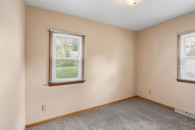 2744 E Douglas Avenue, Des Moines, IA 50317