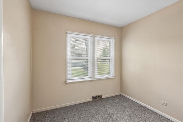 2744 E Douglas Avenue, Des Moines, IA 50317