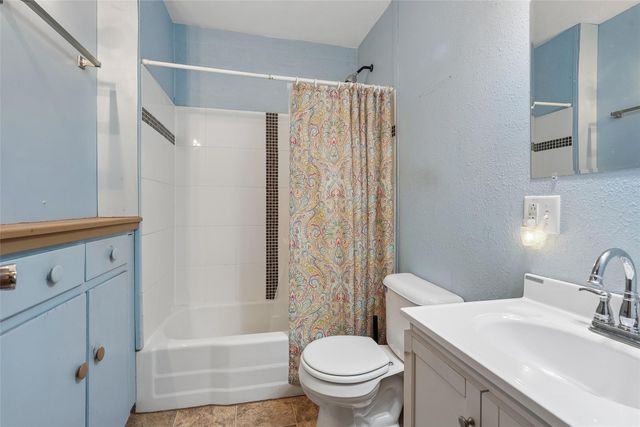 2744 E Douglas Avenue, Des Moines, IA 50317