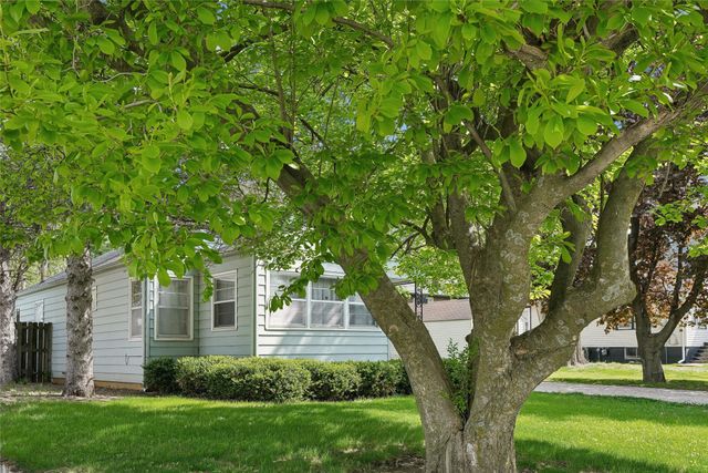 2744 E Douglas Avenue, Des Moines, IA 50317