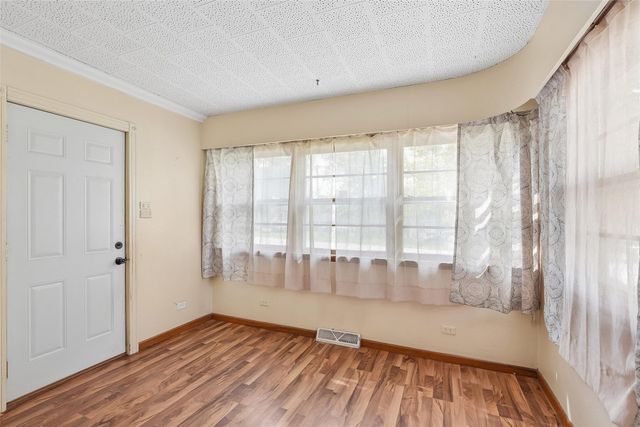 2744 E Douglas Avenue, Des Moines, IA 50317