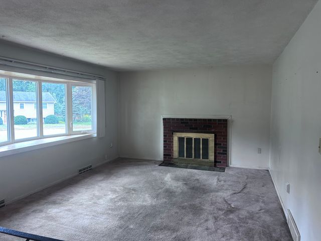 13 Lee Cir, Hudson, MA 01749