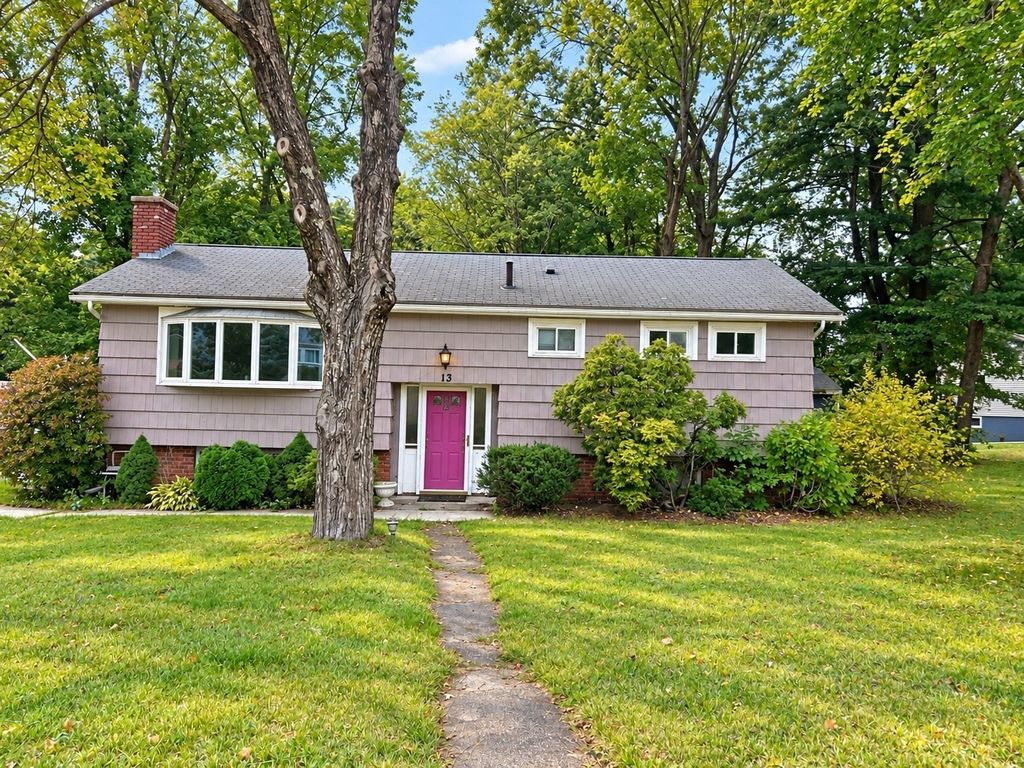 13 Lee Cir, Hudson, MA 01749