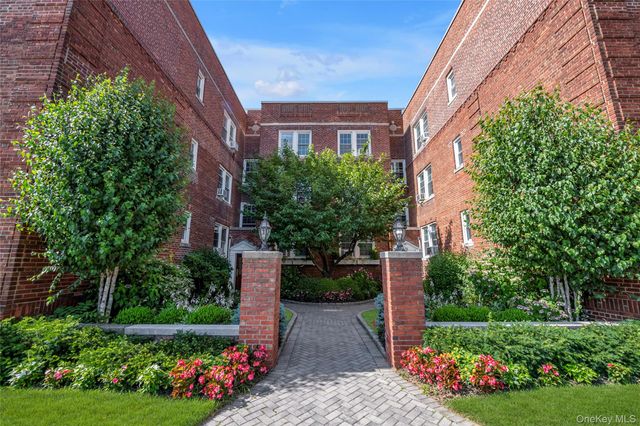 15 Gaynor Avenue 3E, Manhasset, NY 11030