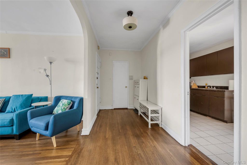 15 Gaynor Avenue 3E, Manhasset, NY 11030 — photo 2