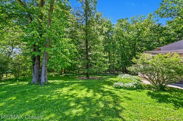 23493 Cora Avenue, Farmington Hills, MI 48336