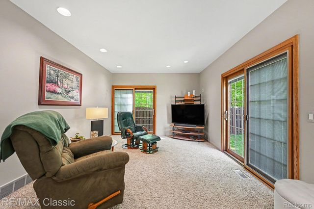 23493 Cora Avenue, Farmington Hills, MI 48336