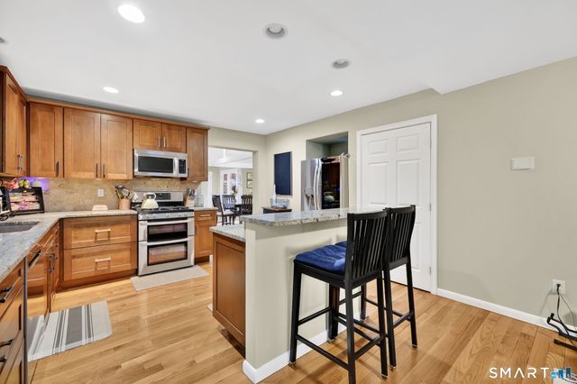 21 Lakeview Boulevard, Avon, CT 06001