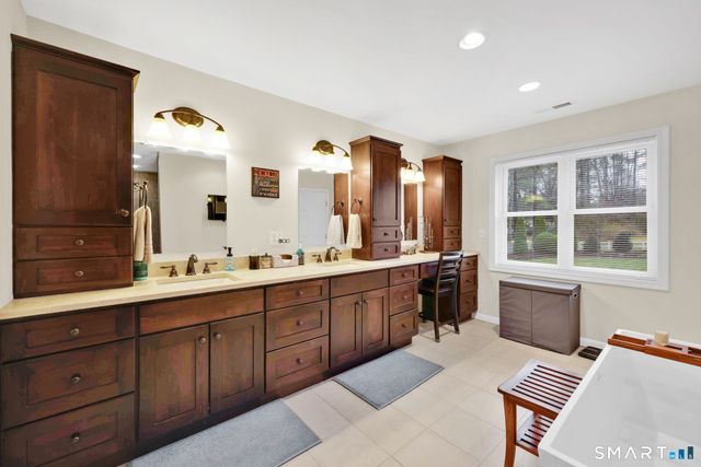 21 Lakeview Boulevard, Avon, CT 06001