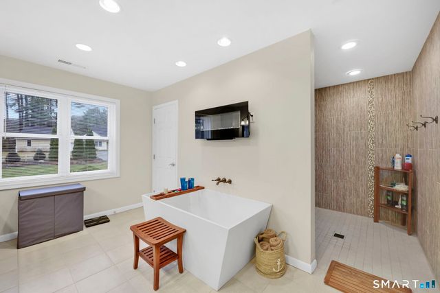 21 Lakeview Boulevard, Avon, CT 06001