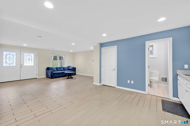 21 Lakeview Boulevard, Avon, CT 06001