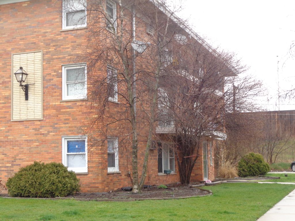 10805 S LLOYD Drive 10, Worth, IL 60482