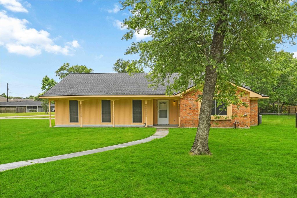 435 Rolling Wood Road, Baytown, TX 77520