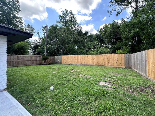 4519 Oak Shadows Drive, Houston, TX 77091