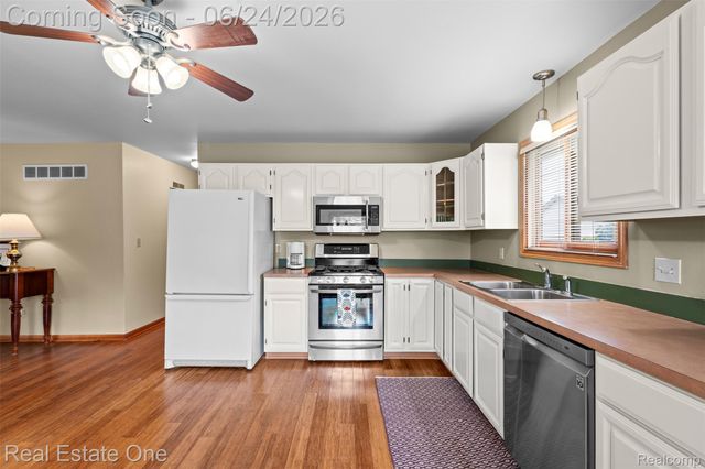 20920 McKishnie Street, Clinton Charter Township, MI 48035