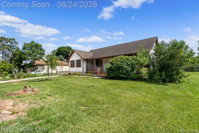 20920 McKishnie Street, Clinton Charter Township, MI 48035