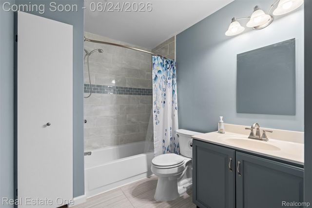 20920 McKishnie Street, Clinton Charter Township, MI 48035