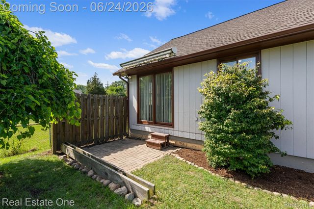 20920 McKishnie Street, Clinton Charter Township, MI 48035
