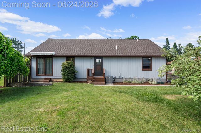20920 McKishnie Street, Clinton Charter Township, MI 48035