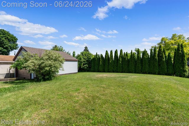 20920 McKishnie Street, Clinton Charter Township, MI 48035
