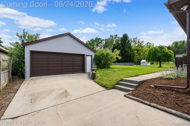 20920 McKishnie Street, Clinton Charter Township, MI 48035