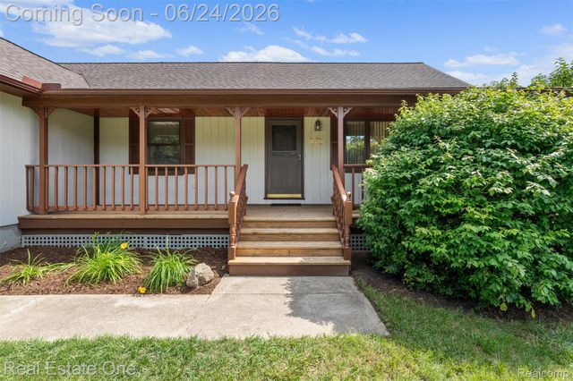 20920 McKishnie Street, Clinton Charter Township, MI 48035