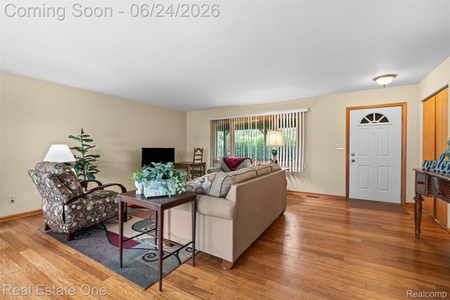20920 McKishnie Street, Clinton Charter Township, MI 48035