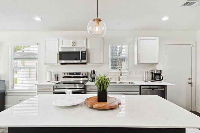 400 Lansing Street, Dallas, TX 75203