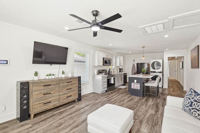 400 Lansing Street, Dallas, TX 75203