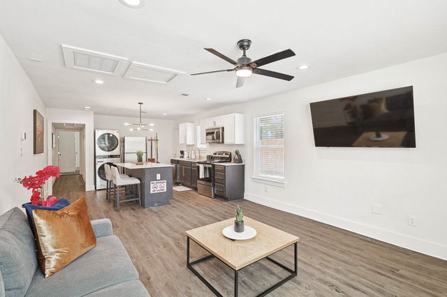 400 Lansing Street, Dallas, TX 75203