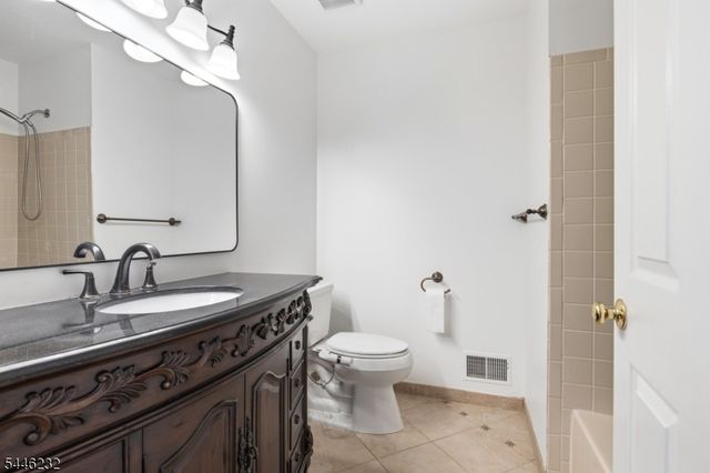 55 Heritage Ct, Montville Twp., NJ 07082