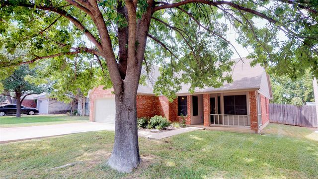 821 Meadowdale Road, Arlington, TX 76017