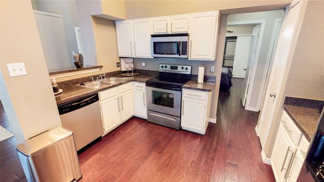821 Meadowdale Road, Arlington, TX 76017