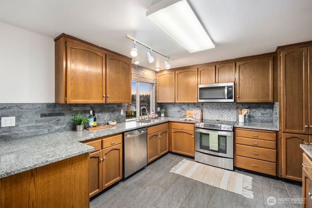 27525 12th Place S, Des Moines, WA 98198