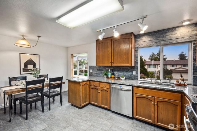 27525 12th Place S, Des Moines, WA 98198