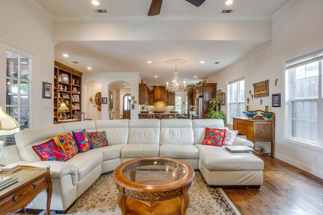 3318 W 5th Street, Fort Worth, TX 76107
