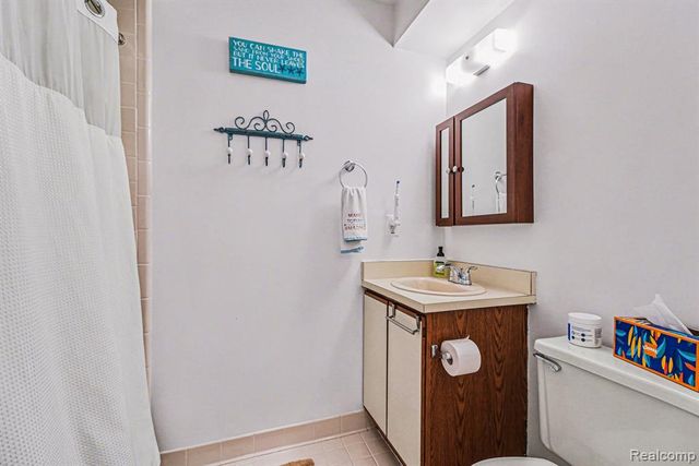 946 Country Club Drive, Saint Clair Shores, MI 48082