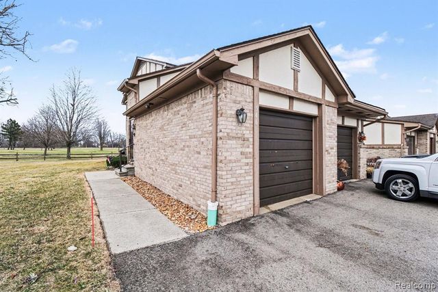 946 Country Club Drive, Saint Clair Shores, MI 48082