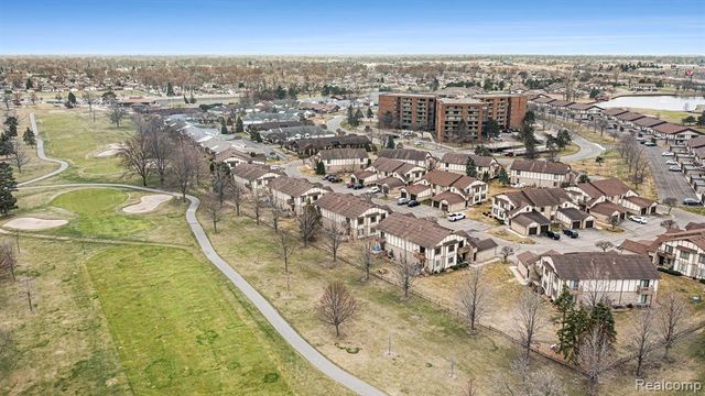 946 Country Club Drive, Saint Clair Shores, MI 48082