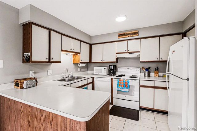 946 Country Club Drive, Saint Clair Shores, MI 48082